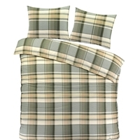 Een bed met een geruite dekbed en kussen, uitnodigend en comfortabel, klaar voor een goede nachtrust.