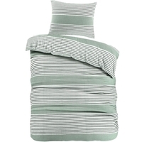 Een bed met een gestreept dekbed in groen en wit, dat een frisse en ontspannen sfeer in de kamer creëert.
