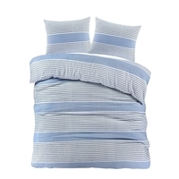 Stijlvol beddengoedset in blauw en wit met strepen, bestaande uit een dekbed en kussens, ideaal voor een frisse uitstraling.