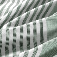 Nauwkeurige weergave van een gestreepte stof in groen en wit, met een focus op de textuur en kleurcontrasten.