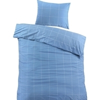 Een blauw bed met een kussen en een geruit dekbed in blauw, perfect voor een ontspannen slaapkamer.