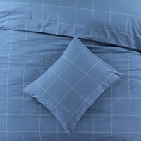 Een blauw bed met een wit checkered ontwerp, ideaal voor een moderne en stijlvolle slaapkamer.