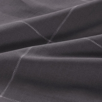 Nauwkeurige weergave van een zwart bedlaken, met een luxe uitstraling en een comfortabele uitstraling.