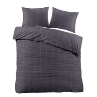 Een bed met twee kussens en een grijs geruit dekbed, een warme en uitnodigende plek om te ontspannen en te slapen.