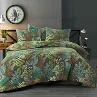 Een bed versierd met weelderige groene en bruine planten, wat een organische uitstraling geeft aan de ruimte.