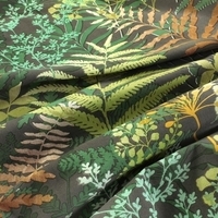 Stof met een bladerenprint in groen en bruin, stralend en vol leven.