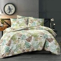 Een bed met een groen en wit dekbed, dat een gezellige en ontspannen sfeer in de slaapkamer creëert.