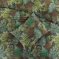 Dekbed in groene en bruine tinten met een varenspatroon, perfect voor een natuurlijke en gezellige slaapkamerinrichting.