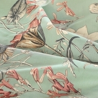 Groene en roze bloemenprint op stof, met een levendig en speels patroon dat een frisse uitstraling heeft.