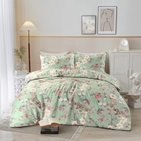 Groene bloemenbeddegoedset op een witte bed, die een frisse en levendige uitstraling aan de slaapkamer geeft.