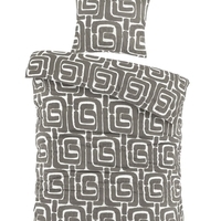 Een grijs en wit dekbed met geometrische motieven, dat een frisse en moderne sfeer aan de slaapkamer toevoegt.