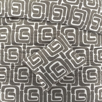 Een comfortabel grijs en wit dekbed met een stijlvol geometrisch ontwerp, ideaal voor elke slaapkamer.