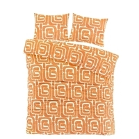 Een oranje en witte dekbedovertrek met geometrische ontwerpen, die een levendige sfeer aan de slaapkamer toevoegt.