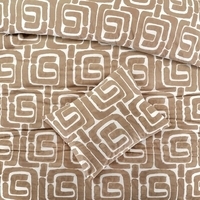 Een bed met een comfortabel wit en beige dekbed, dat een warme en uitnodigende uitstraling heeft.