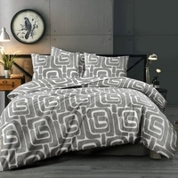 Een grijs-wit bed met een patroon in grijs en wit, dat een rustige en moderne uitstraling heeft.