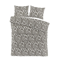 Een grijs en wit dekbed met geometrische motieven, dat een frisse en moderne sfeer aan de slaapkamer toevoegt.