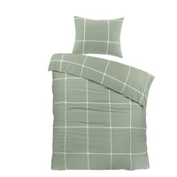 Een groen dekbed met een wit ruitpatroon, dat een levendige en uitnodigende sfeer creëert in de slaapkamer.