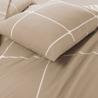 Een bed met een wit en beige geruit patroon, dat een gezellige en uitnodigende sfeer creëert in de slaapkamer.