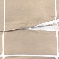 Een bed met een stralend witte met beige hoes, een uitnodigende plek om te ontspannen.